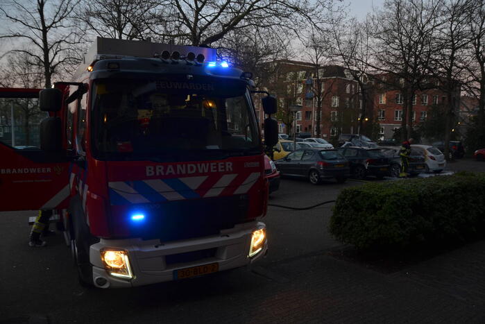 Geparkeerd auto verwoest vanwege brand
