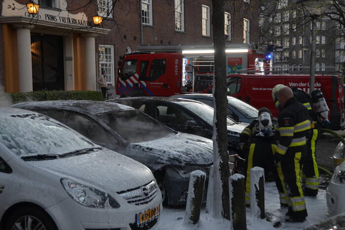 Geparkeerd auto verwoest vanwege brand