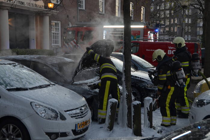 Geparkeerd auto verwoest vanwege brand