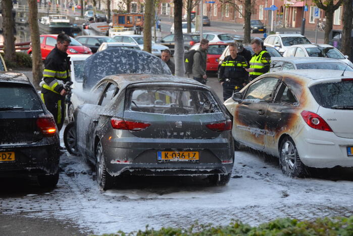 Geparkeerd auto verwoest vanwege brand