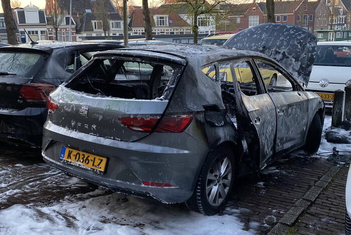 Geparkeerd auto verwoest vanwege brand
