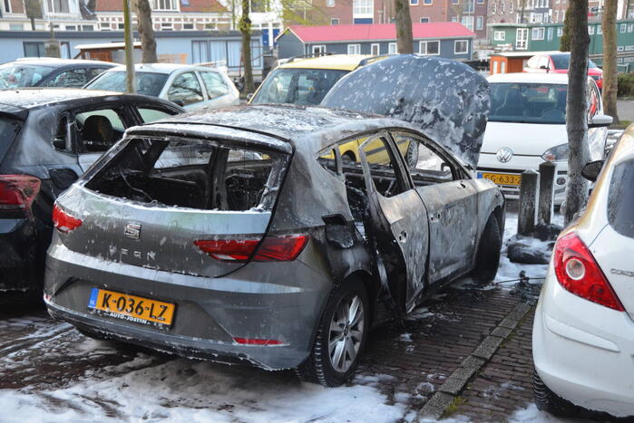 Geparkeerd auto verwoest vanwege brand