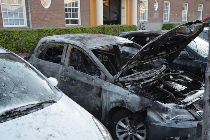 Geparkeerd auto verwoest vanwege brand