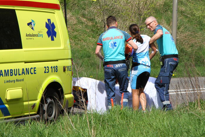 Wielrenner gewond na val met fiets