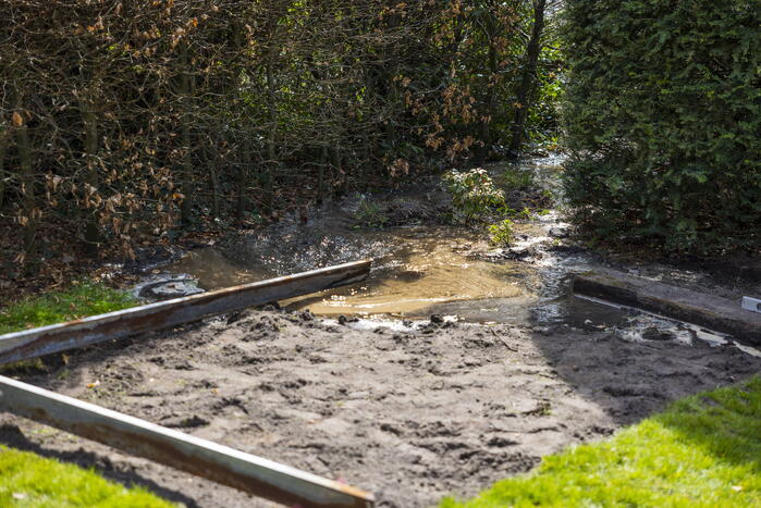 Waterleiding geraakt tijdens plaatsen van groentekas