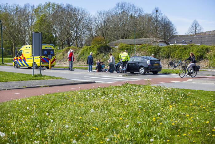 Twee dames op een scooter aangereden door auto