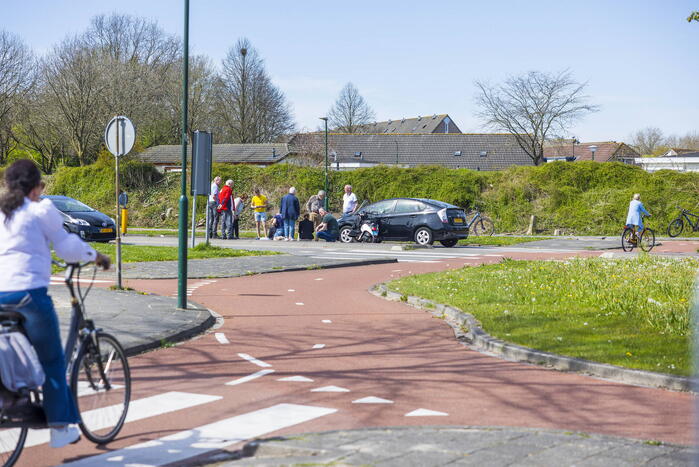 Twee dames op een scooter aangereden door auto