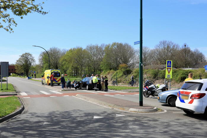 Twee dames op een scooter aangereden door auto