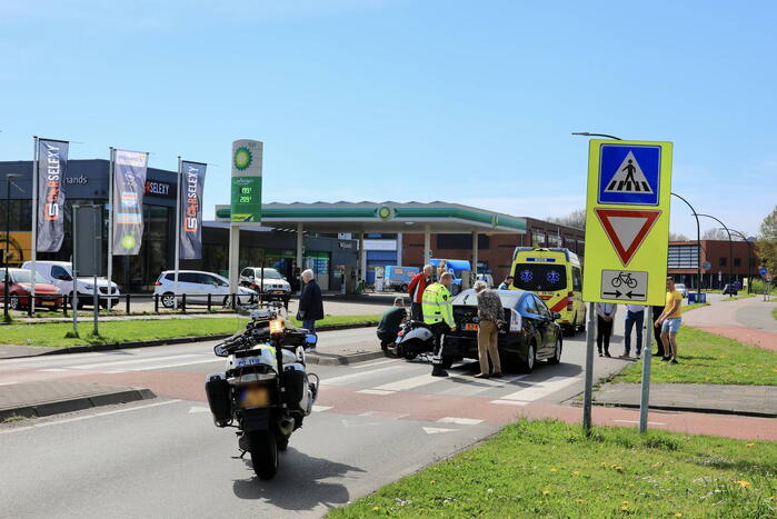 Twee dames op een scooter aangereden door auto