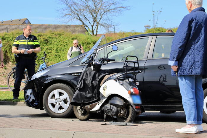 Twee dames op een scooter aangereden door auto