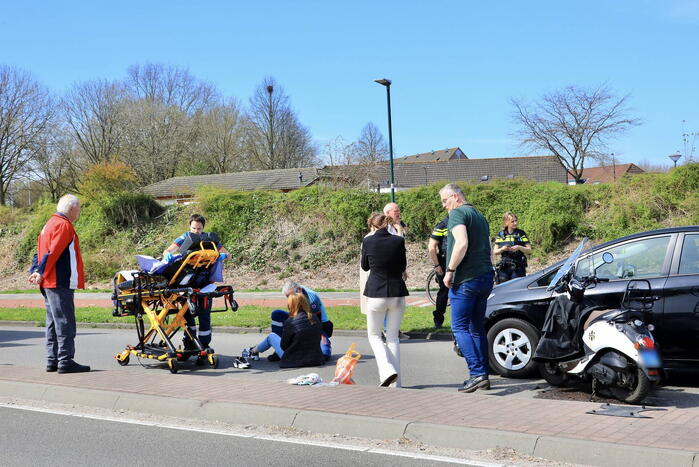 Twee dames op een scooter aangereden door auto