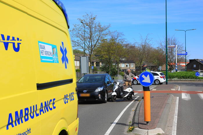 Twee dames op een scooter aangereden door auto