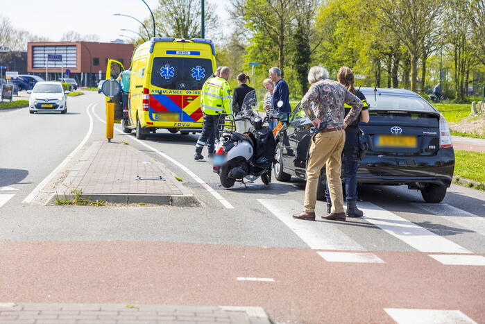 Twee dames op een scooter aangereden door auto