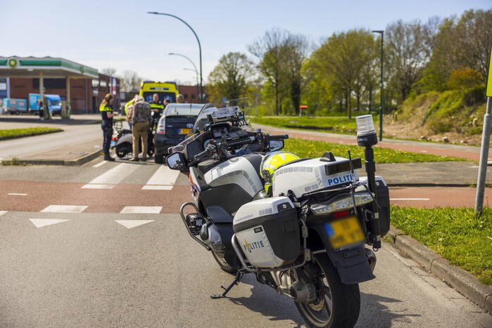Twee dames op een scooter aangereden door auto