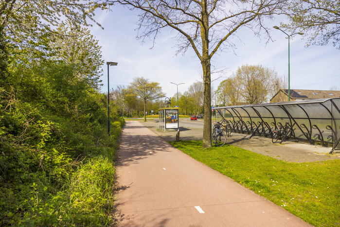 Fietsen op bushokjes geplaatst