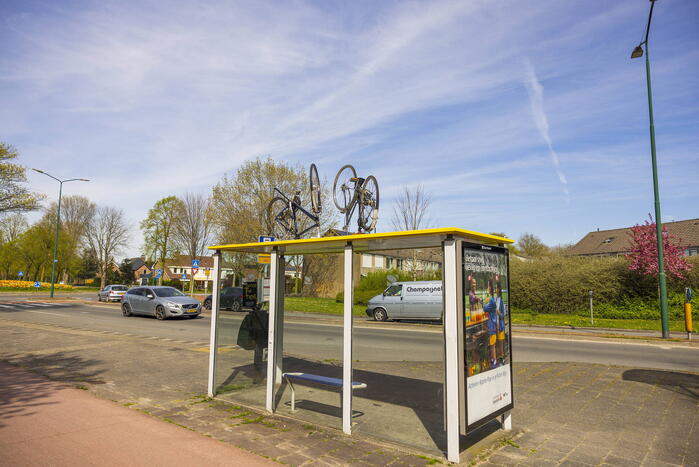 Fietsen op bushokjes geplaatst