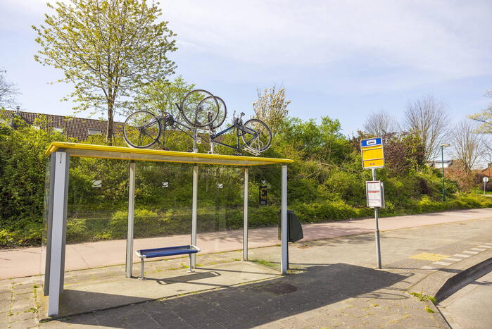 Fietsen op bushokjes geplaatst