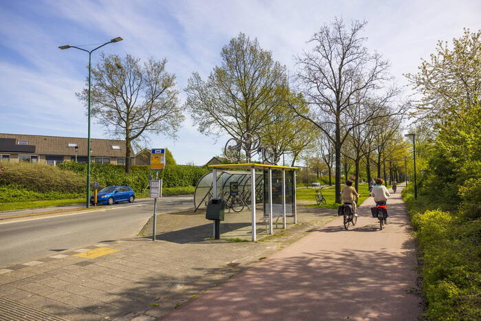 Fietsen op bushokjes geplaatst