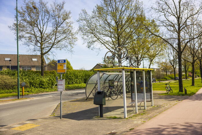 Fietsen op bushokjes geplaatst