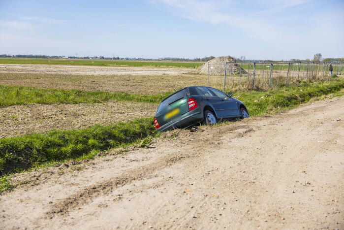 Auto belandt in greppel op bouwterrein Laak-Zuid