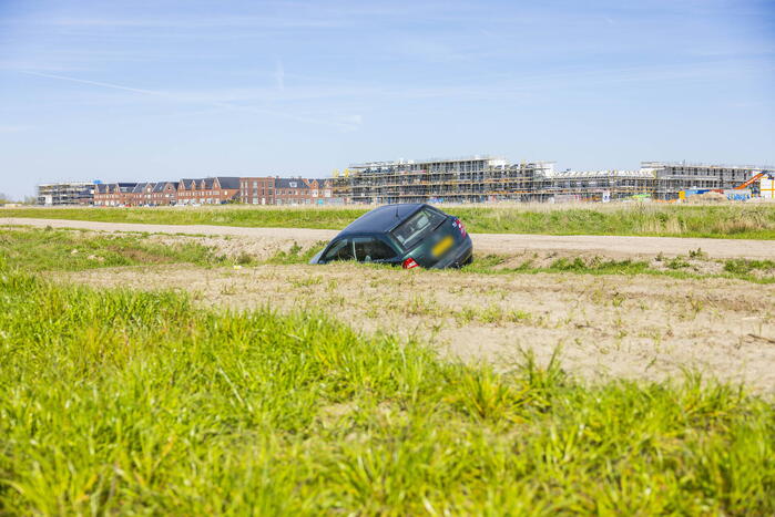 Auto belandt in greppel op bouwterrein Laak-Zuid