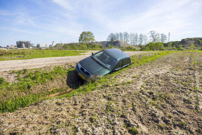 Auto belandt in greppel op bouwterrein Laak-Zuid