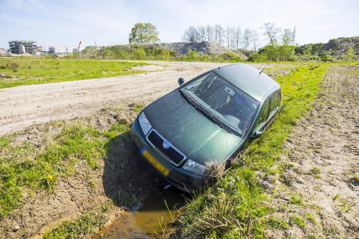 Auto belandt in greppel op bouwterrein Laak-Zuid