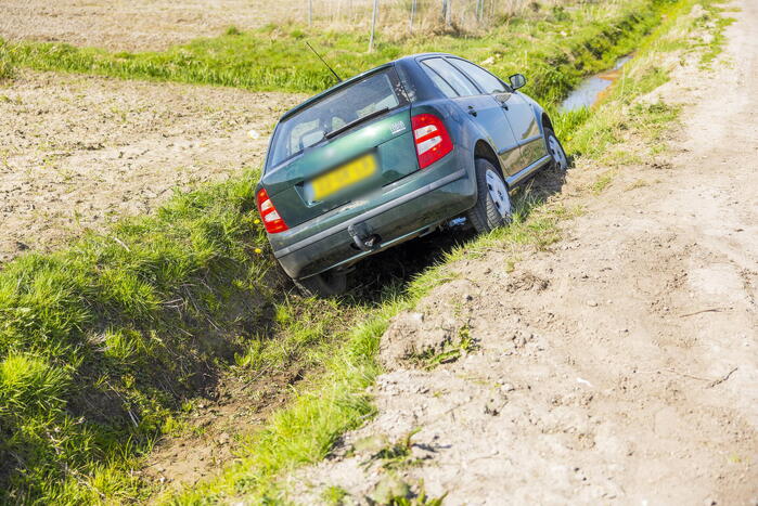 Auto belandt in greppel op bouwterrein Laak-Zuid