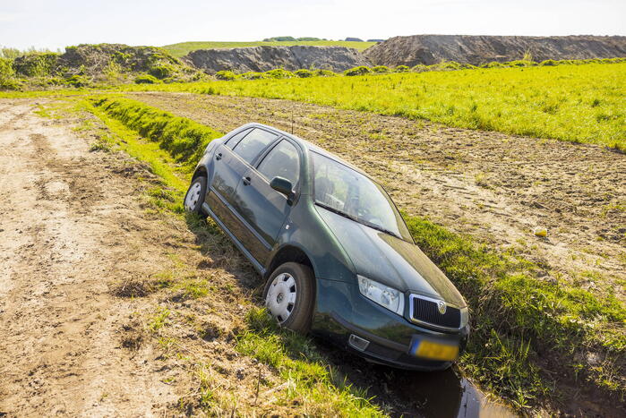 Auto belandt in greppel op bouwterrein Laak-Zuid