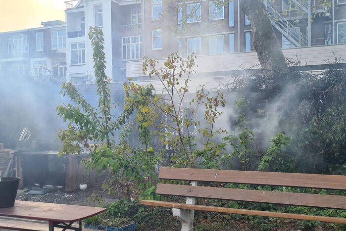 Veel rook bij brand in heg