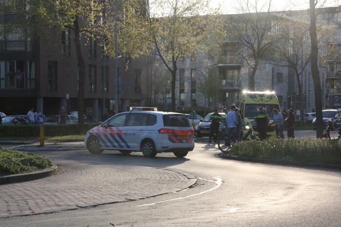Fietser en scooterrijder botsen bij rotonde