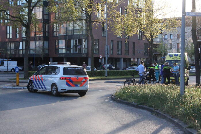 Fietser en scooterrijder botsen bij rotonde