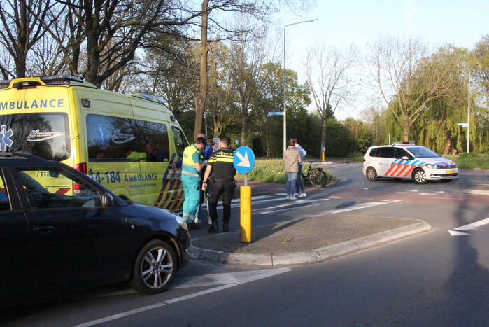 Fietser en scooterrijder botsen bij rotonde