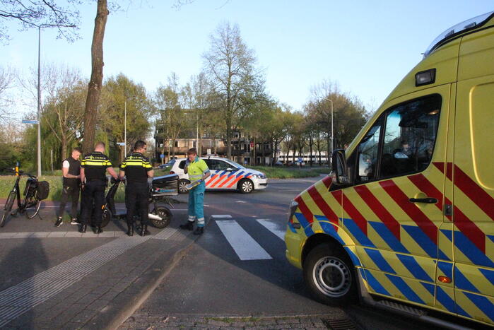 Fietser en scooterrijder botsen bij rotonde