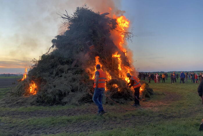 Grote drukte bij paasvuur