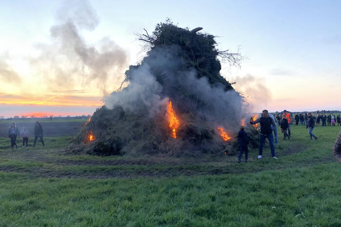 Grote drukte bij paasvuur
