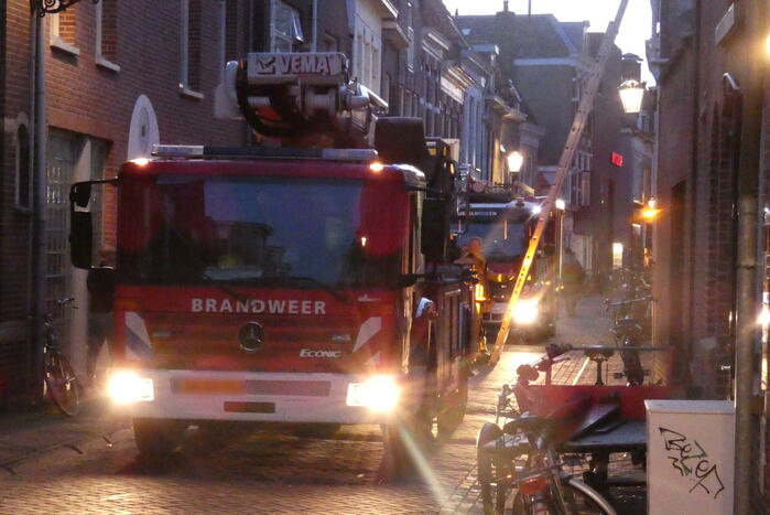 Brandweer haalt kat van dak