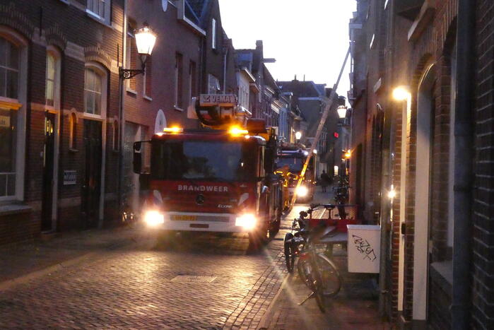 Brandweer haalt kat van dak