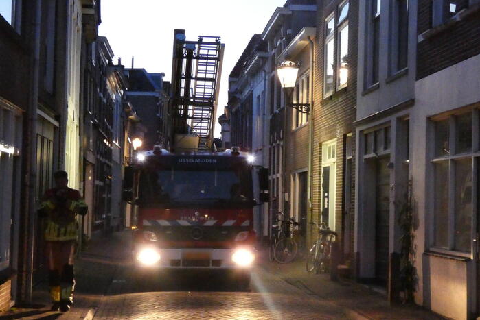 Brandweer haalt kat van dak