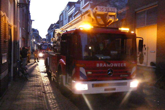 Brandweer haalt kat van dak