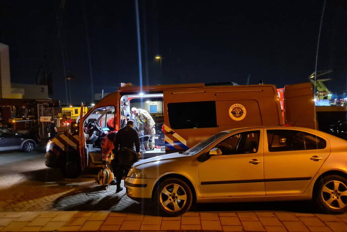 Auto met twee inzittenden de Merwedehaven ingereden