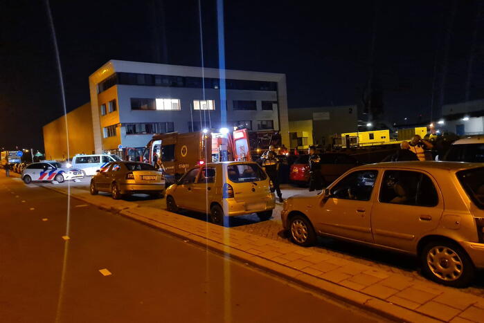 Auto met twee inzittenden de Merwedehaven ingereden