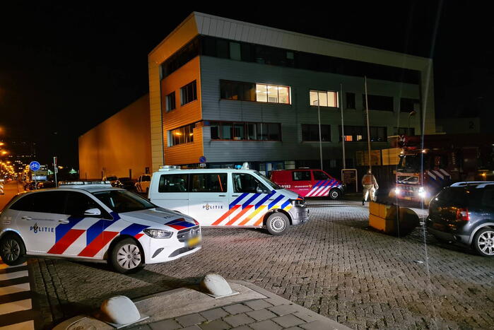 Auto met twee inzittenden de Merwedehaven ingereden