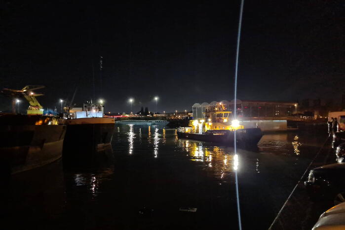 Auto met twee inzittenden de Merwedehaven ingereden