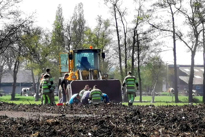 Incident met shovel in weiland