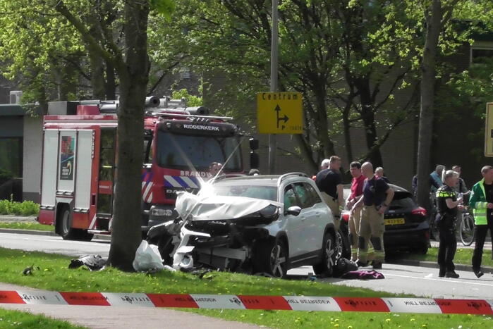 Automobilist botsen frontaal op boom