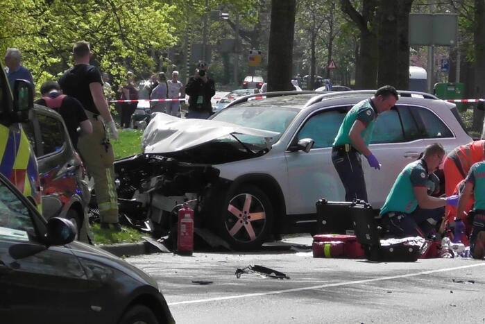 Automobilist botsen frontaal op boom