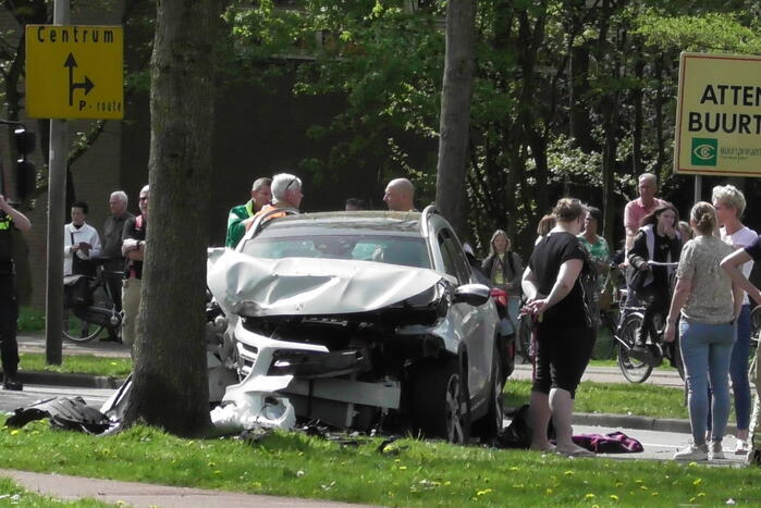 Automobilist botsen frontaal op boom