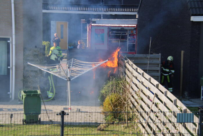 Containerbrand slaat over naar schutting