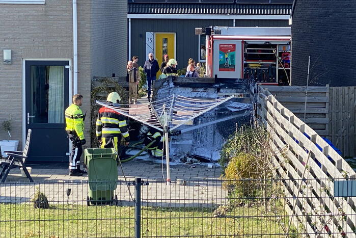 Containerbrand slaat over naar schutting